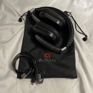 Noise cancelling headphones